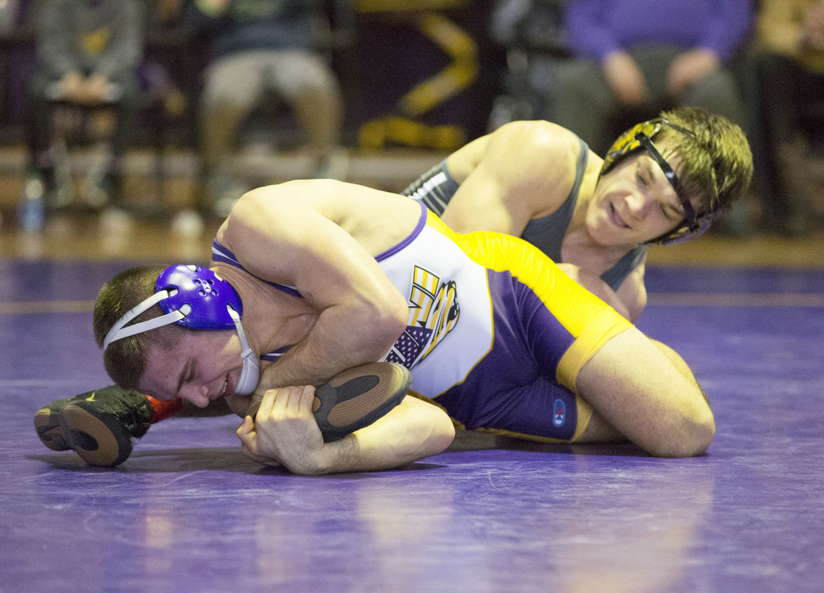 011220kw-uni-wrestling-04